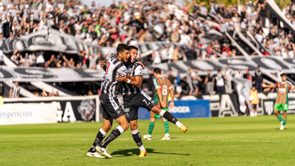 Imagen principal de la nota sobre Alianza Lima goleó 3-0 a Inter Miami con Messi de titular en la Noche Blanquiazul en deportes