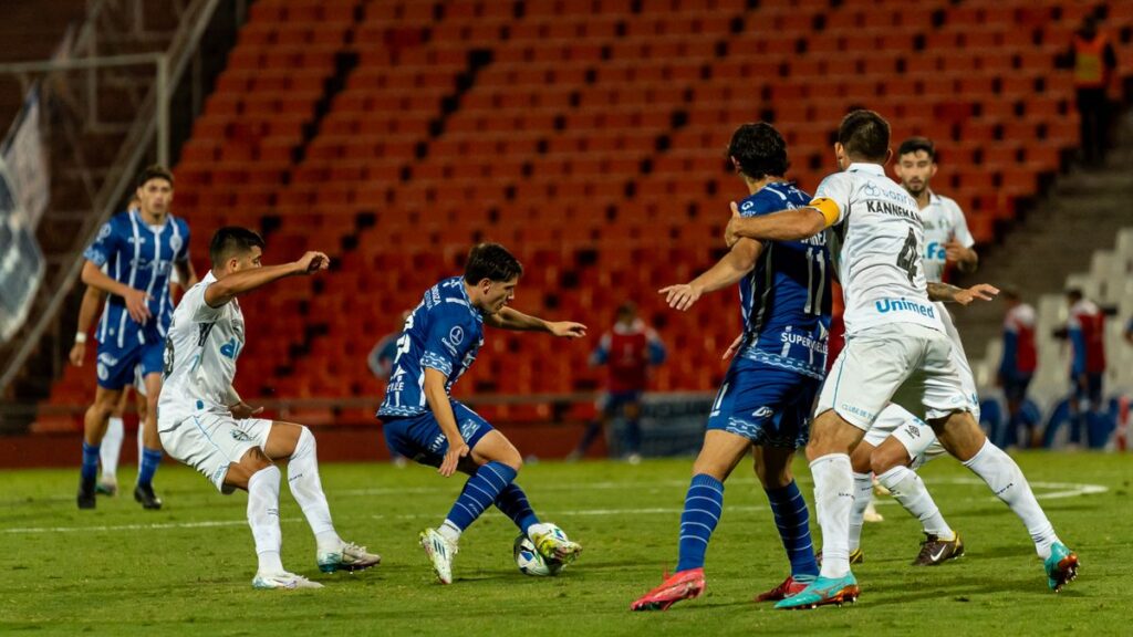 Imagen principal de la nota sobre Atlético Tucumán venció 2-1 a Progreso en la Serie Río de La Plata con doblete de Ruiz en deportes