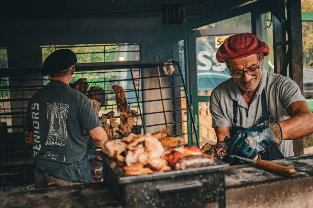 Imagen principal de la nota sobre El asado de la Scaloneta en Kansas: Dibu Martínez y Chiqui Tapia, protagonistas de una noche en deportes