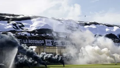 Imagen principal de la nota sobre Riestra goleó 3-0 a Boca en el debut del Torneo Clausura 2026 con una actuación histórica en deportes